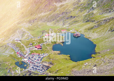 Balea See von oben betrachten. Staus und geparkte Autos. Fagaras Gebirge, Rumänien Stockfoto