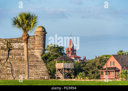 Altstadt von St. Augustine, koloniale Viertel von Florida mit Castillo de San Marcos im Vordergrund und historischen Flagler College im Hintergrund. (USA) Stockfoto