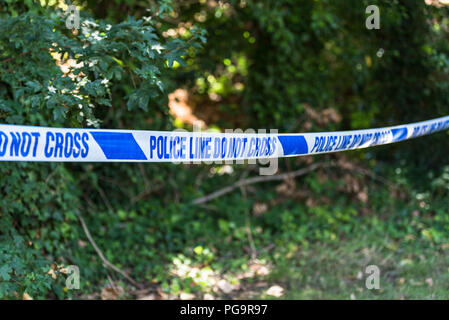 Erstechen Tatort - durch blaue Polizei Linie in der Nähe von London in Kent umgeben, von der britischen Polizei Stockfoto