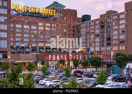 Ponce City Market, eine gemischte Sanierung in Atlanta, ist ein beliebtes Ziel für Shopping, Dining, Unterhaltung, Musik und Unterhaltung. Stockfoto