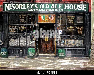 Mcsorely's Old Ale House (1854), die älteste irische Kneipe in New York, einer der letzten "Männer nur "Pubs, die Zulassung von Frauen nach rechtlich 1970 gezwungen werden. Stockfoto