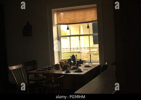 Esstisch im McLean House, historische Struktur im Appomattox Court House, VA, USA. Das Leben im 19. Jahrhundert im ländlichen Virginia. Stockfoto