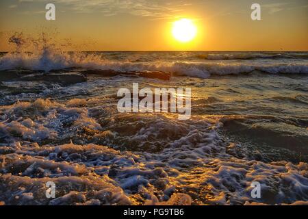 Sonnenaufgang über dem Meer Stockfoto