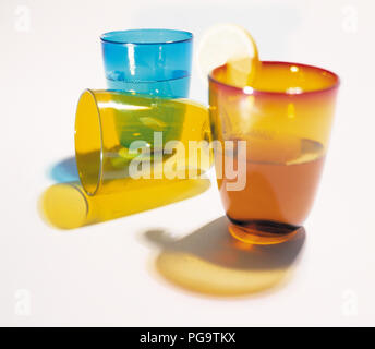 Farbige Gläser in helles Licht. Stockfoto