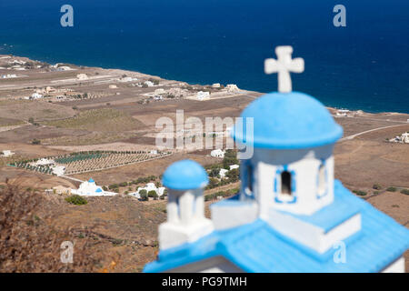 Eine blau-weiße Kapelle Modell mit der nördlichen Küstenlinie von Santorini, Griechenland. Stockfoto