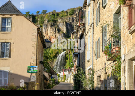 Frankreich, Aveyron, Salles La Source, Wasserfall in der Mitte des Dorfes // Frankreich, Aveyron (12), Salles-la-Source, la Cascade dans le centre du Vill Stockfoto