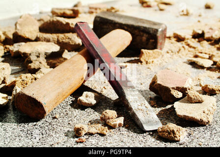 Hammer und Meißel zwischen Felsbrocken. Stockfoto