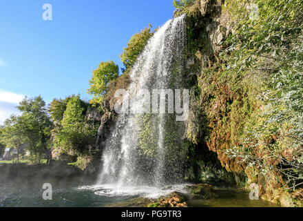 Frankreich, Aveyron, Salles La Source, Wasserfall in der Mitte des Dorfes // Frankreich, Aveyron (12), Salles-la-Source, la Cascade dans le centre du Vill Stockfoto