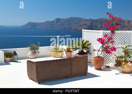 Eine Terrasse in Oia mit Blick zu den anderen Inseln des Kraters in Santorini. Stockfoto