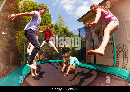 Gerne Freunde springen auf dem Trampolin im Sommer Stockfoto