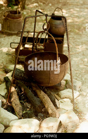 Feuerstelle im Freien. Alten rostigen Pot. Historische detail Stockfoto