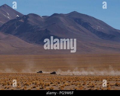 Vier wheeler Autos fahren off-road auf Platon, Altiplano, Bolivien. Stockfoto