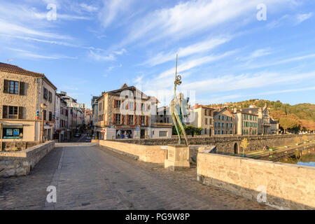 Frankreich, Aveyron, Rouergue Villefranche de Rouergue, stoppen Sie auf der El Camino de Santiago, die Pont des Konsuln oder pont-vieux am Fluss Aveyron, Skulptur von Stockfoto