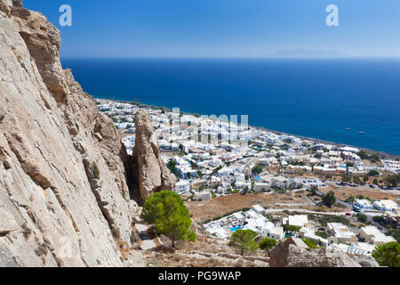 Blick von der Mitte bis zu den Profitis Ilias, Kamari, Santorin. Die Insel im Hintergrund ist Anafi. Stockfoto