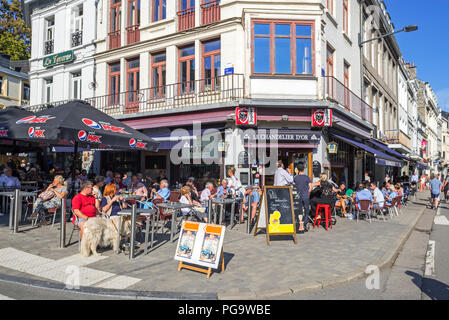 Touristen genießen Sie belgisches Bier auf Straßencafé im Sommer in der Stadt Spa, Lüttich, Belgien Stockfoto