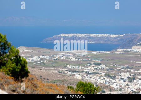 Blick von der Profitis Ilias über die Caldera von Santorin mit Oia im Hintergrund. Stockfoto