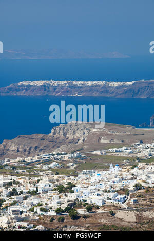 Blick von der Profitis Ilias über die nördliche Hälfte des mit Santorin Oia im Hintergrund. Stockfoto