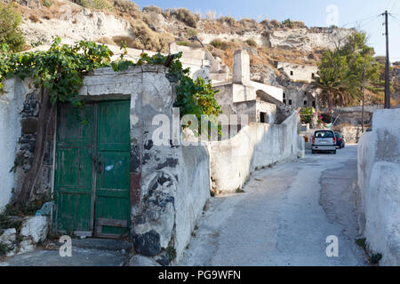 Häuser mit Höhlen in den Bimsstein Hügeln erbaut, in dem kleinen Dorf Vothonas mit blauem Himmel. Santorini, Griechenland. Stockfoto