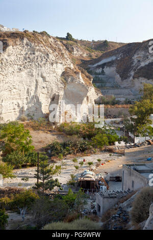 Häuser mit Höhlen in den Bimsstein Hügeln erbaut, in dem kleinen Dorf Vothonas mit blauem Himmel. Santorini, Griechenland. Stockfoto