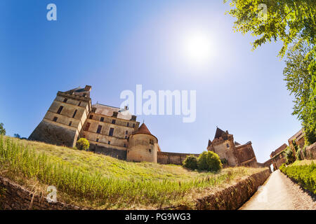 Blick auf das Chateau de Biron Schloss an einem sonnigen Tag Stockfoto