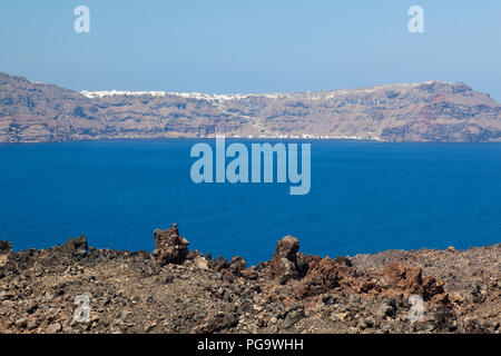 Blick von Nea Kameni zum Krater von Santorini, Griechenland. Stockfoto