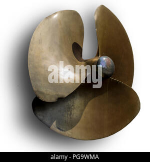 Messing Propeller eines starten. Isoliert Foto auf einem weißen Hintergrund. drei Rotorblätter. . Website über das Meer, Schiffe, Angeln, Natur, Industrial Design. Stockfoto