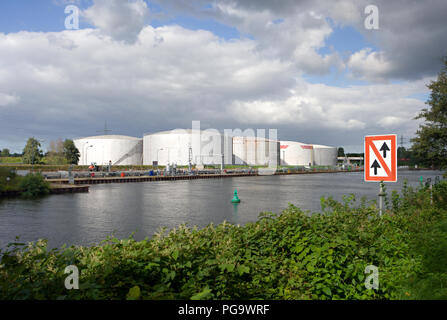 Ein Port an einem Kanal in Deutschland. Stockfoto