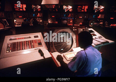 Ein Fluglotse überwacht ein Radarschirm in der Berliner Flugzeuge Traffic Control Center am zentralen Flughafen Tempelhof. Stockfoto