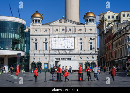 Vertreter der Förderung der Coca Cola in der Williamson Square, mit dem Liverpool Playhouse Theater im Hintergrund in Liverpool, Merseyside, England, U Stockfoto