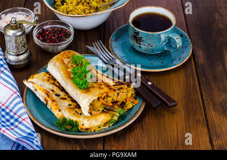 Schnelle Street Food. Lavash, shavarma mit Reis, Huhn und Gemüse. Studio Foto Stockfoto