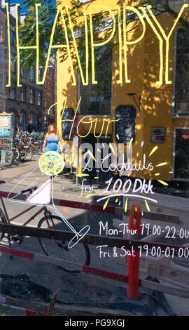 Glas Schild draußen Hipster cafe Das Wohnzimmer, Latin, Kopenhagen, Förderung der Happy Hour und Cocktails. Hintergrund spiegelt sich in der Glasscheibe. Stockfoto