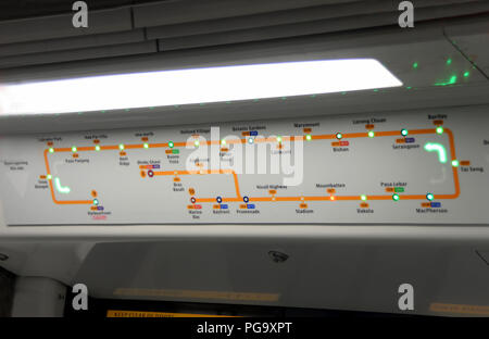 Eine Karte der Circle Line innerhalb einer Beförderung auf einem Zug auf der Circle Line in Singapur. Der Zug ist modern. Die Karte zeigt alle Stationen auf der Strecke. Viele der Stationen und Bereiche sind gut bekannt. Stockfoto