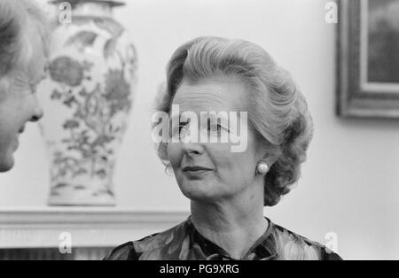 Margaret Hilda Thatcher, Baroness Thatcher, LG, OM, DStJ, PC, FRS, HonFRSC (geb. Roberts; 13. Oktober 1925 bis 8. April 2013) war ein britischer stateswoman, die als Premierminister des Vereinigten Königreichs von 1979 bis 1990 gedient und Führer der konservativen Partei von 1975 bis 1990. Sie war der dienstälteste britische Premierminister des 20. Jahrhunderts und die erste Frau in diesem Amt. Ein sowjetischer Journalist betitelten sie die Eiserne Lady, ein Spitzname, mit Ihren kompromisslos Politik und Führungsstil verbunden wurde. Als Premierminister, sie Politiken bekannt als Thatcherismus. Stockfoto