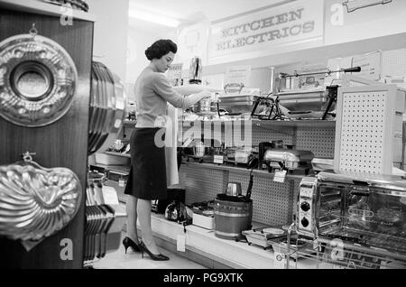 Shopper in einem Kaufhaus - 1965 Stockfoto