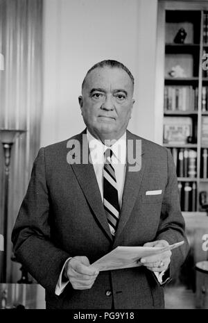 John Edgar Hoover (Januar 1, 1895 - Mai 2, 1972) war ein US-amerikanischer Strafverfolgungsbehörden Administrator und der erste Direktor des FBI (FBI) der Vereinigten Staaten. Er war als Direktor des Büros der Kommission - des FBI Vorgänger - 1924 ernannt und war maßgeblich an der Gründung des FBI im Jahr 1935, wo er Direktor für über 37 Jahre bis zu seinem Tod 1972 im Alter von 77 Jahren blieb. Hoover wurde mit dem FBI-Gebäude in ein größeres Verbrechensbekämpfung Agentur als es war bei seiner Gründung und Einführung einer Reihe von Modernisierungen Technologie zu Polizei gutgeschrieben Stockfoto