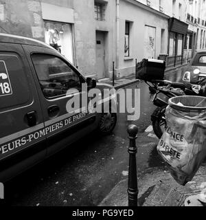 B&W Blick auf den Platz der Pariser Straßen im Winter, Paris, Ile-de-France, Frankreich Stockfoto