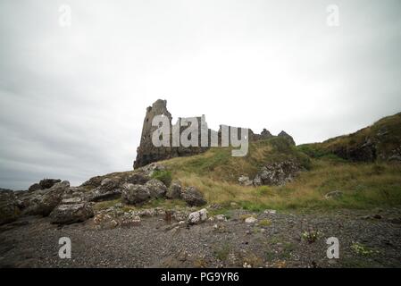 Die Ruinen einer Burg aus dem 13. Jahrhundert am Rande einer Klippe, Dunure Castle, vom Strand unten gesehen. Carrick Küste, Ayrshire. Stockfoto