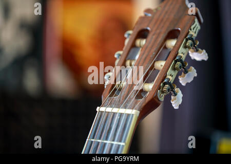 Akustik Gitarre Kopf mit Streichern und Stimmschlüssel Stockfoto