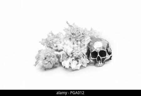 Silber scull Ring mit Blumen, weißen Hintergrund. Stockfoto