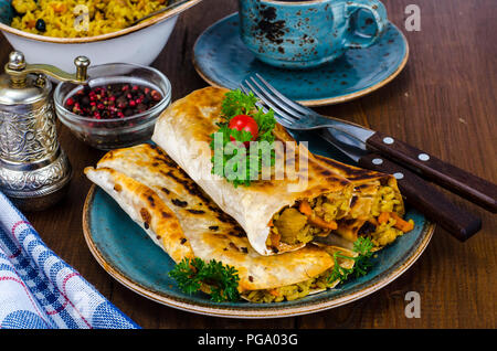 Schnelle Street Food. Lavash, shavarma mit Reis, Huhn und Gemüse. Studio Foto Stockfoto