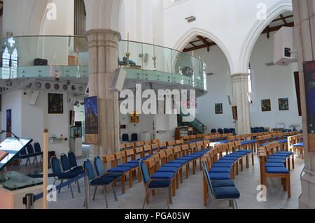 Die Kirche von St. Peter, Plymouth. Der Innenraum war stark durch Brandbomben im Jahr 1941 beschädigt. Renoviert und neu eröffnet 2007 Stockfoto