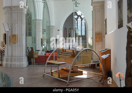 Die Kirche von St. Peter, Plymouth. Der Innenraum war stark durch Brandbomben im Jahr 1941 beschädigt. Renoviert und neu eröffnet 2007 Stockfoto