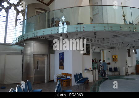 Die Kirche von St. Peter, Plymouth. Der Innenraum war stark durch Brandbomben im Jahr 1941 beschädigt. Renoviert und neu eröffnet 2007 Stockfoto