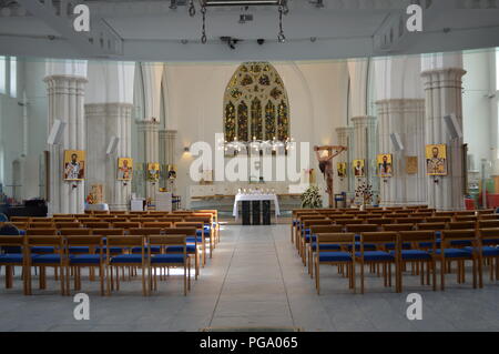 Die Kirche von St. Peter, Plymouth. Der Innenraum war stark durch Brandbomben im Jahr 1941 beschädigt. Renoviert und neu eröffnet 2007 Stockfoto