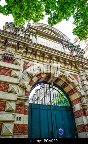 Eingang Tor zum Institut Pasteur in Lille, Frankreich Stockfoto