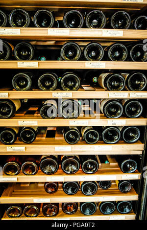 Champagner Flaschen gelagert horizontal in Holz- Racks in den Weinhändler in Lille, Frankreich Stockfoto