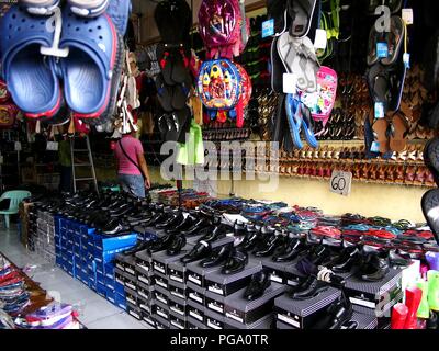 ANTIPOLO CITY, Philippinen - 16. AUGUST 2018: Sortiert Schuhe auf ein Schuhgeschäft. Stockfoto