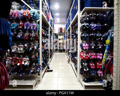 ANTIPOLO CITY, Philippinen - 16. AUGUST 2018: Sortiert Schuhe auf ein Schuhgeschäft. Stockfoto