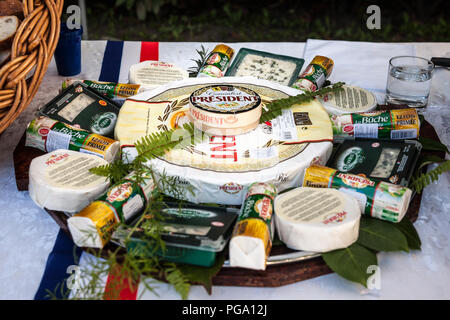 Belgrad, SERBIEN - Juli 14, 2018: Präsident Camembert durch andere französische Käse - Marken des Präsidenten Gruppe auf Anzeige umgeben. Präsident ist ein dair Stockfoto