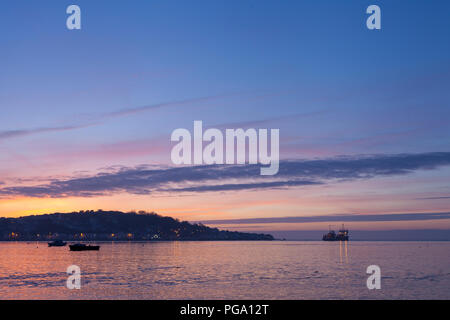 Blick auf appledore von instow Beach in North Devon während des Sonnenuntergangs. Stockfoto